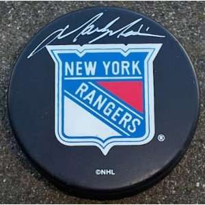  Mark Messier Autographed Hockey Puck   1994 CUP 