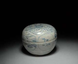 very rare and beautiful, antique Ming dynasty round box, officially 