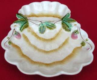 The platter has the original shape of two joined shells. The largest 