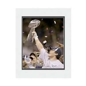  Photo File New England Patriots T.Bruchi Super Bowl Trophy 