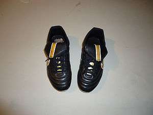 NIKE SOCCER SHOES, SIZE 5 Y, CHILDRENS SOCCER SHOES  
